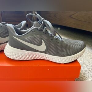 Im selling a pair of sneakers Nike revolution 5